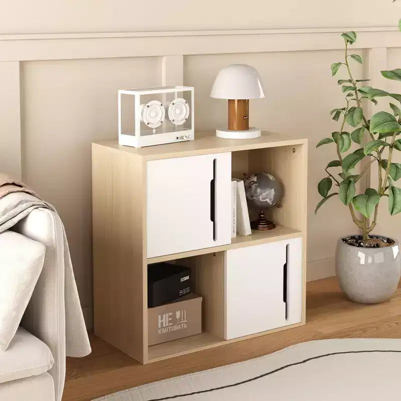 Mobile contenitore moderno in legno con ante scorrevoli, organizer a 2 ripiani aperti e chiusi, finitura in legno naturale con pannelli bianchi, per soggiorno
