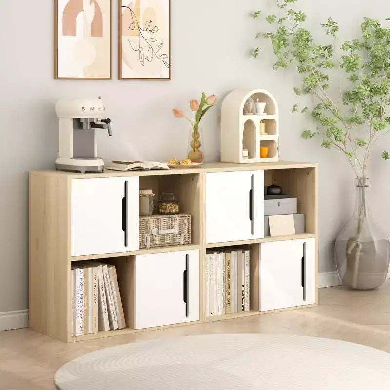 Mobile contenitore moderno in legno con ante scorrevoli, organizer a 2 ripiani aperti e chiusi, finitura in legno naturale con pannelli bianchi, per soggiorno