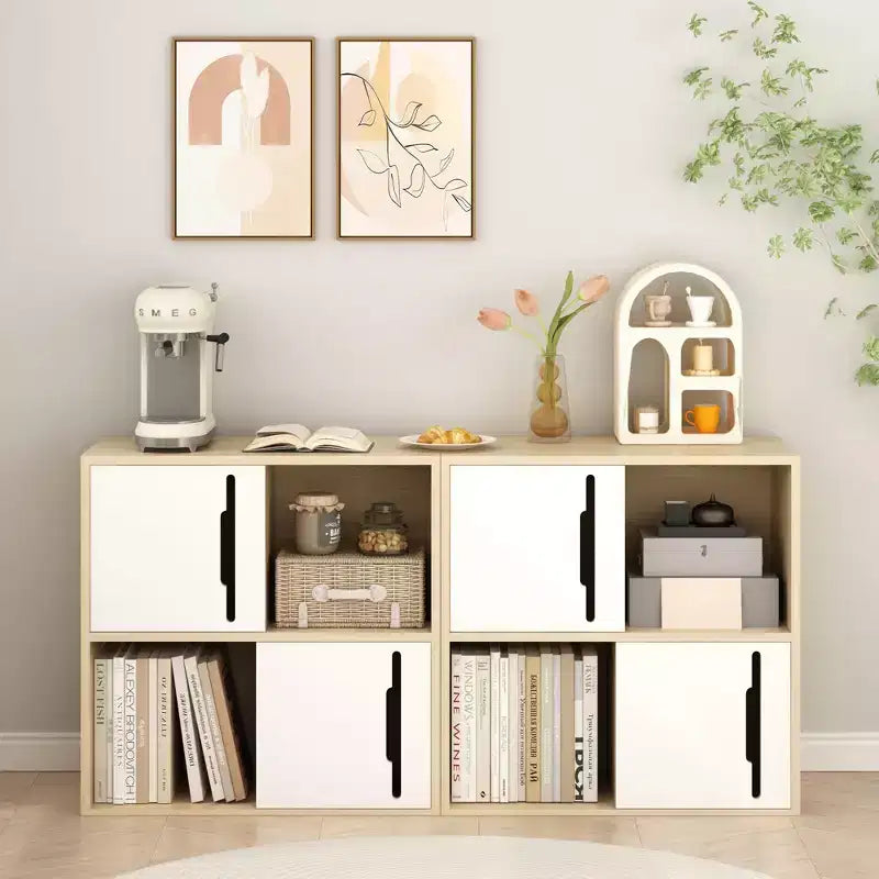 Mobile contenitore moderno in legno con ante scorrevoli, organizer a 2 ripiani aperti e chiusi, finitura in legno naturale con pannelli bianchi, per soggiorno