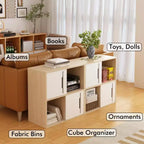 Mobile contenitore moderno in legno con ante scorrevoli, organizer a 2 ripiani aperti e chiusi, finitura in legno naturale con pannelli bianchi, per soggiorno