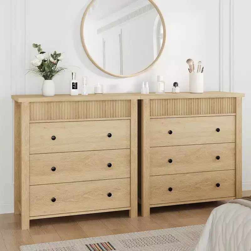 Comodino con 3 cassetti, Tavolino scanalato in legno per camera da letto, Legno naturale