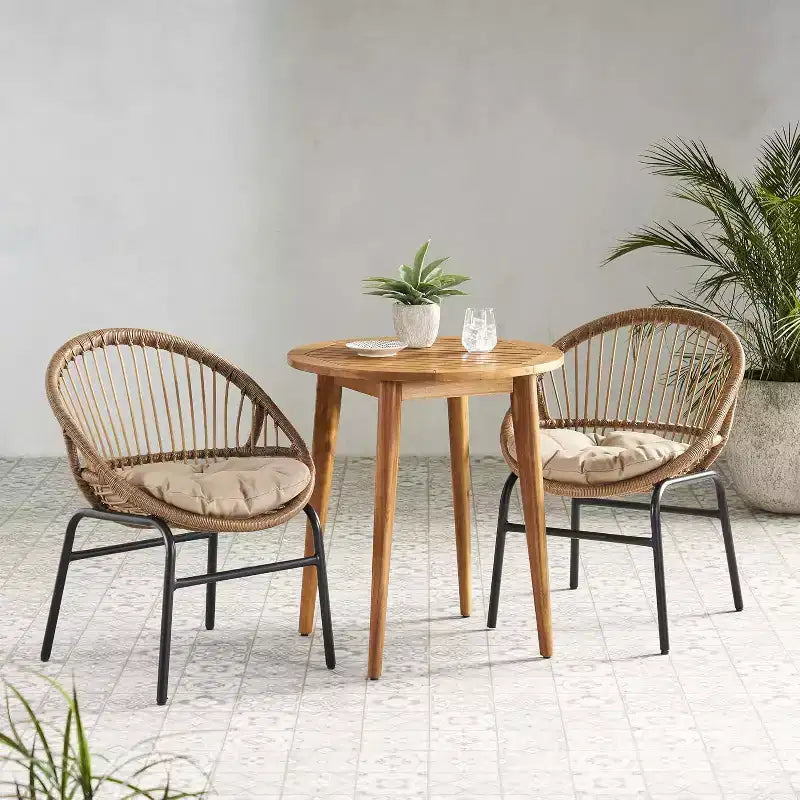 Set Salotto da Giardino Loic Farmhouse Christopher Knight Home in Ferro con Design in Rattan PE e Tavolino da Bistrò a Doghe in Acacia