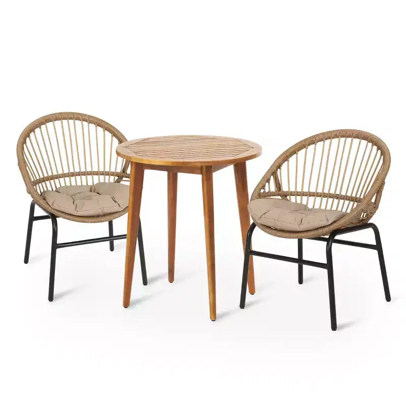 Set Salotto da Giardino Loic Farmhouse Christopher Knight Home in Ferro con Design in Rattan PE e Tavolino da Bistrò a Doghe in Acacia