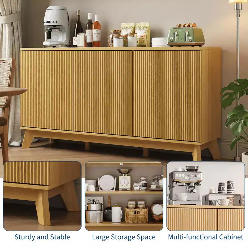 Credenza da buffet moderna da fattoria con scanalature, mobile credenza in legno da 58" con 3 ante e ripiani regolabili