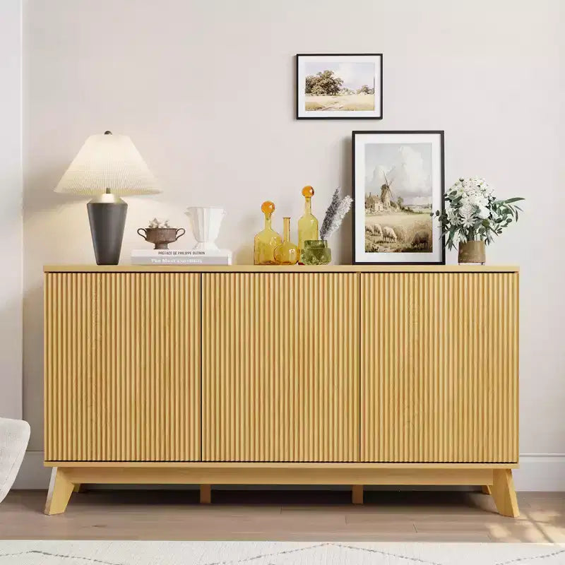 Credenza da buffet moderna da fattoria con scanalature, mobile credenza in legno da 58" con 3 ante e ripiani regolabili