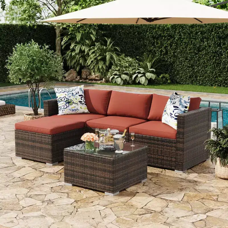 Set da conversazione per esterni GustoWave da 5 pezzi, divano angolare in rattan con tavolo in vetro e cuscini decorativi