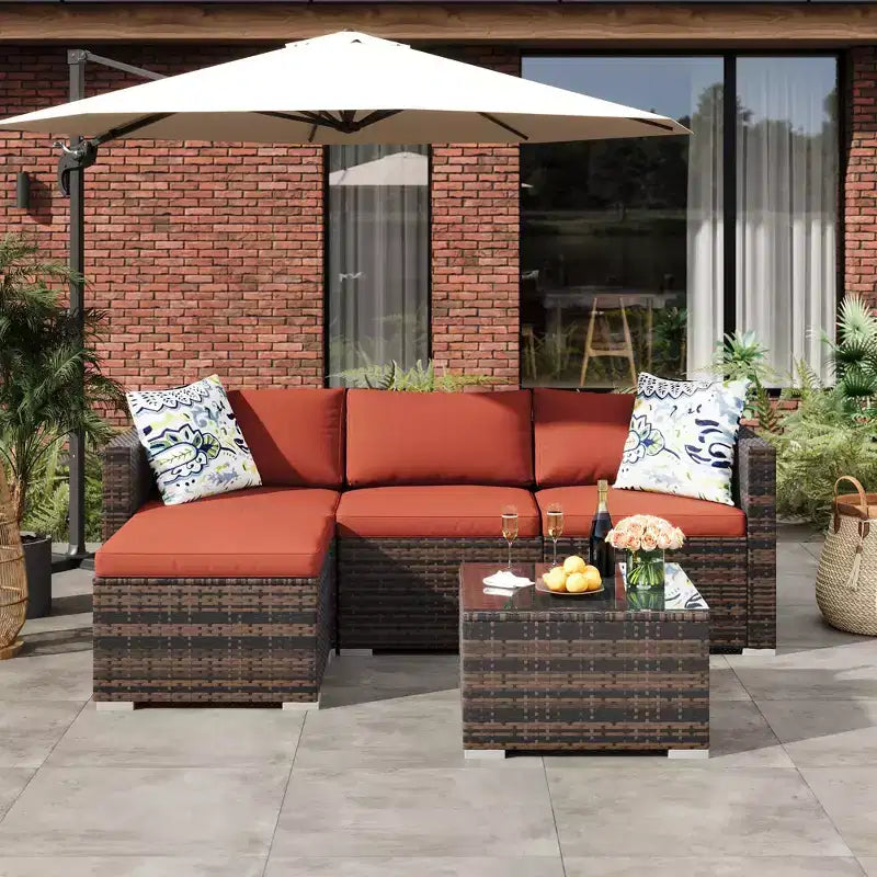 Set da conversazione per esterni GustoWave da 5 pezzi, divano angolare in rattan con tavolo in vetro e cuscini decorativi