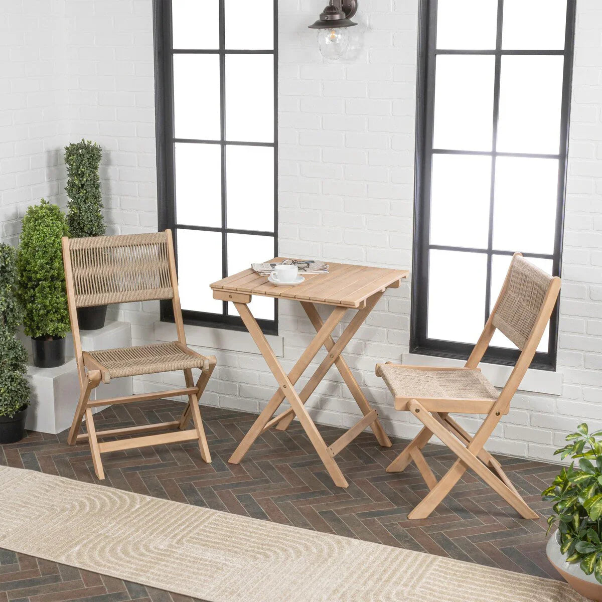 Ensemble bistrot pliant d'extérieur 3 pièces Cadiz Modern Coastal en bois d'acacia, par JONATHAN Y