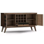 Credenza WyndenHall Wright con portabottiglie, finitura marrone invecchiato rustico