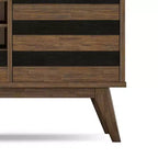 Credenza WyndenHall Wright con portabottiglie, finitura marrone invecchiato rustico