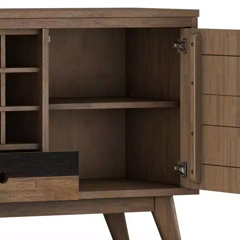 Credenza WyndenHall Wright con portabottiglie, finitura marrone invecchiato rustico