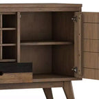 Credenza WyndenHall Wright con portabottiglie, finitura marrone invecchiato rustico