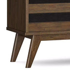 Credenza WyndenHall Wright con portabottiglie, finitura marrone invecchiato rustico