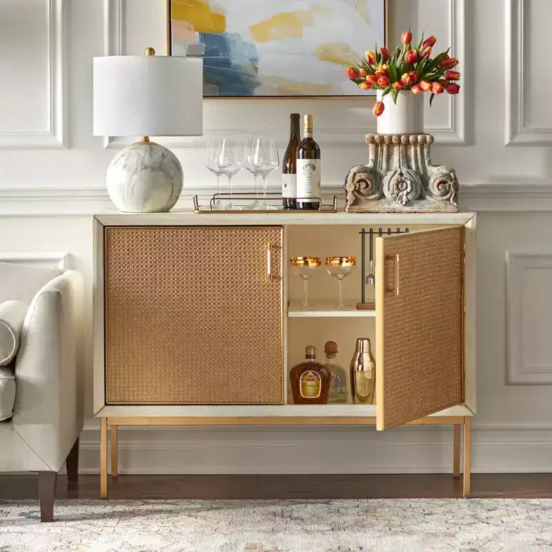 Madia Buylateral Lati con ante in rattan, Bianco Antico/Naturale: Credenza in stile Glam, Mensole Regolabili