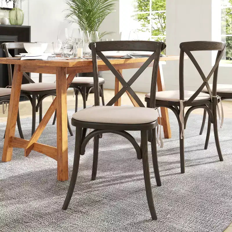 Sedia impilabile in legno con schienale a croce e cuscino serie HERCULES Flash Furniture