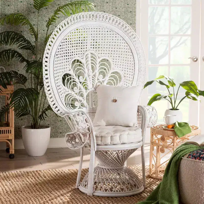 bali & pari Ediva Fauteuil d'appoint paon en rotin naturel blanc : Polyester rembourré, aucun assemblage requis