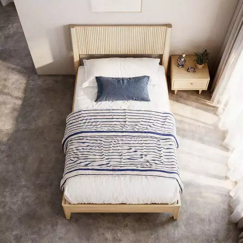 Struttura letto a piattaforma singola in legno massello con testiera a griglia