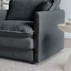 Divanetto in ciniglia con pouf e poggiapiedi: ideale per piccoli spazi