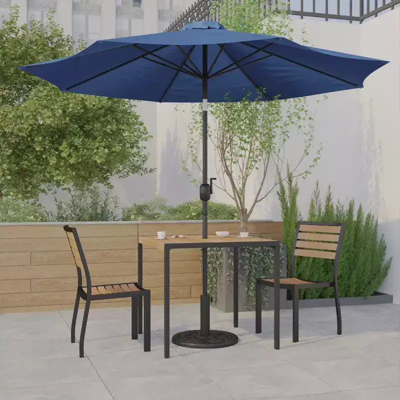 Set da tavolo da patio Emma e Oliver da 5 pezzi - Sedie impilabili in teak sintetico - Tavolo in teak sintetico - Ombrellone con base