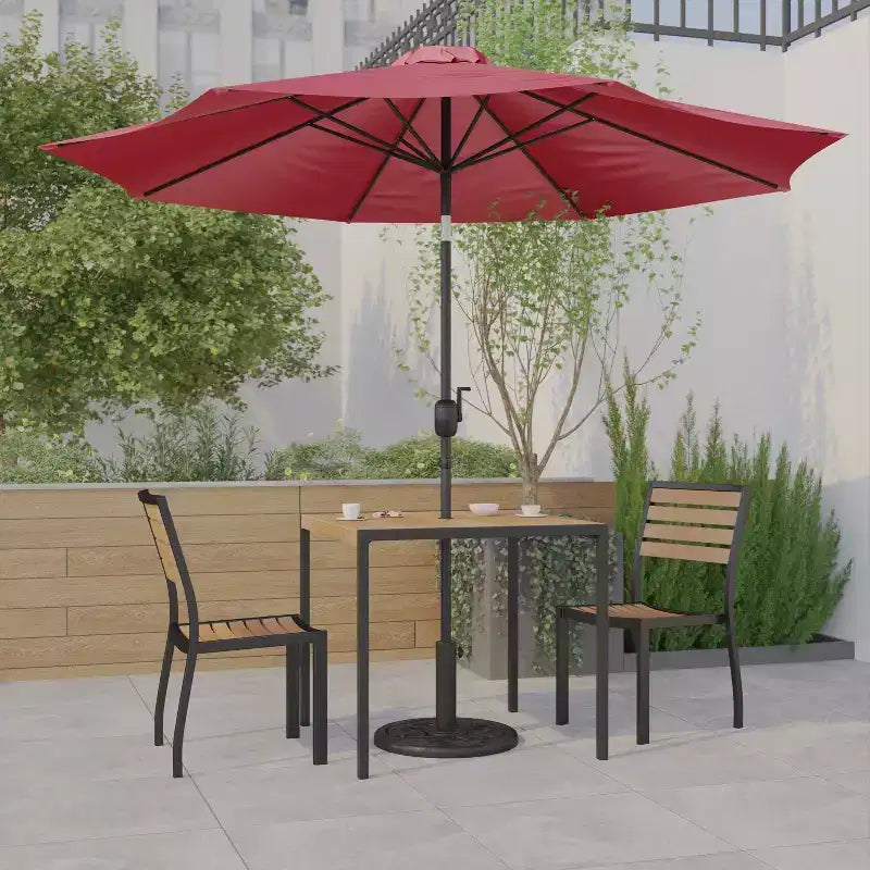 Set da tavolo da patio Emma e Oliver da 5 pezzi - Sedie impilabili in teak sintetico - Tavolo in teak sintetico - Ombrellone con base