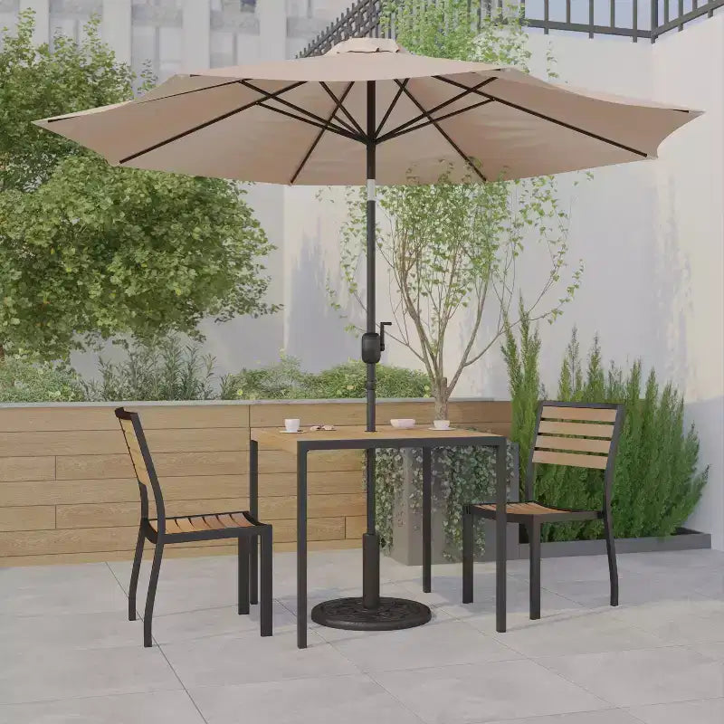 Set da tavolo da patio Emma e Oliver da 5 pezzi - Sedie impilabili in teak sintetico - Tavolo in teak sintetico - Ombrellone con base