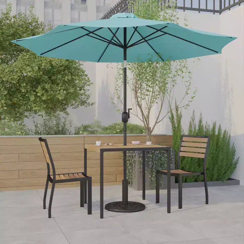 Set da tavolo da patio Emma e Oliver da 5 pezzi - Sedie impilabili in teak sintetico - Tavolo in teak sintetico - Ombrellone con base