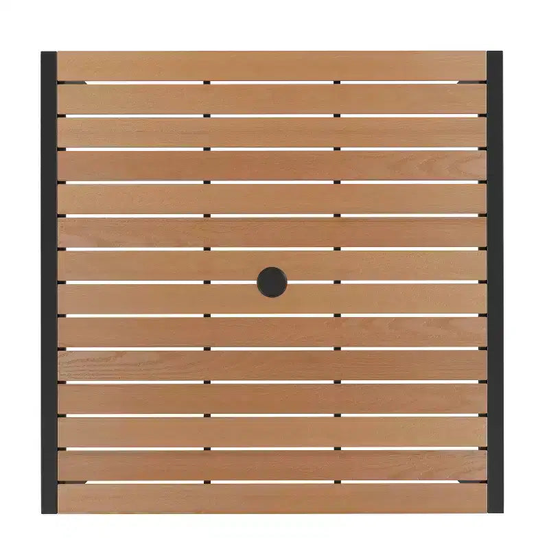 Set da tavolo da patio Emma e Oliver da 5 pezzi - Sedie impilabili in teak sintetico - Tavolo in teak sintetico - Ombrellone con base