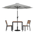 Set da tavolo da patio Emma e Oliver da 5 pezzi - Sedie impilabili in teak sintetico - Tavolo in teak sintetico - Ombrellone con base