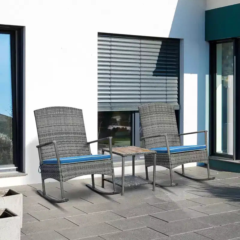 Outsunny Set 3 Pezzi di Sedie a Dondolo da Esterno in Rattan PE, Sedia a Dondolo Reclinabile da Giardino in Vimini con Cuscini Morbidi e Tavolino da Caffè con Piano in Legno Naturale, per Giardino, Cortile, Portico