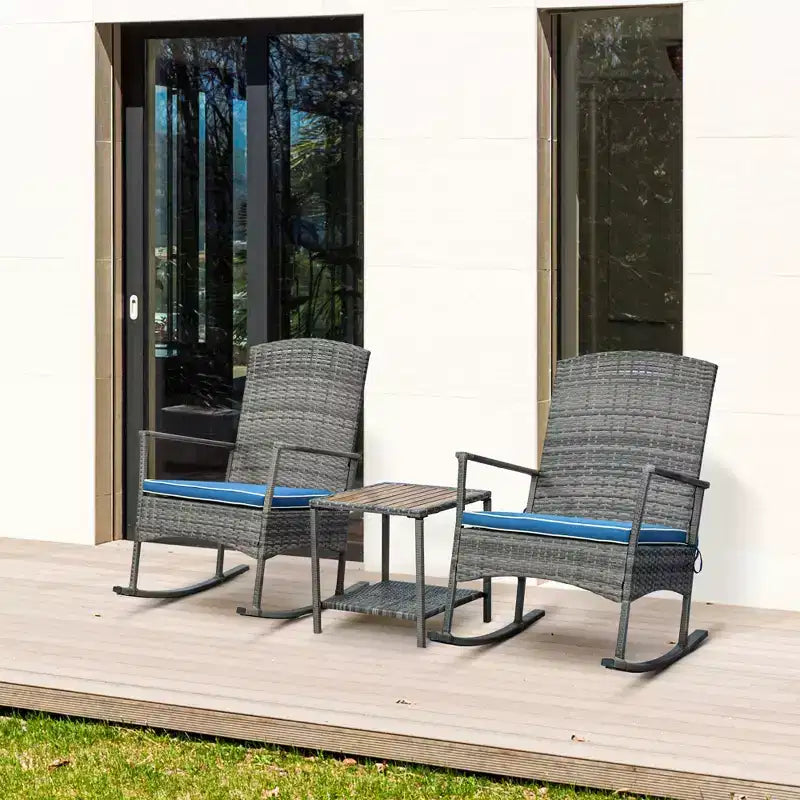 Ensemble de chaises à bascule d'extérieur Outsunny 3 pièces en rotin PE, fauteuil inclinable à bascule en osier avec coussin moelleux et table basse à plateau en bois naturel, pour jardin, cour, véranda