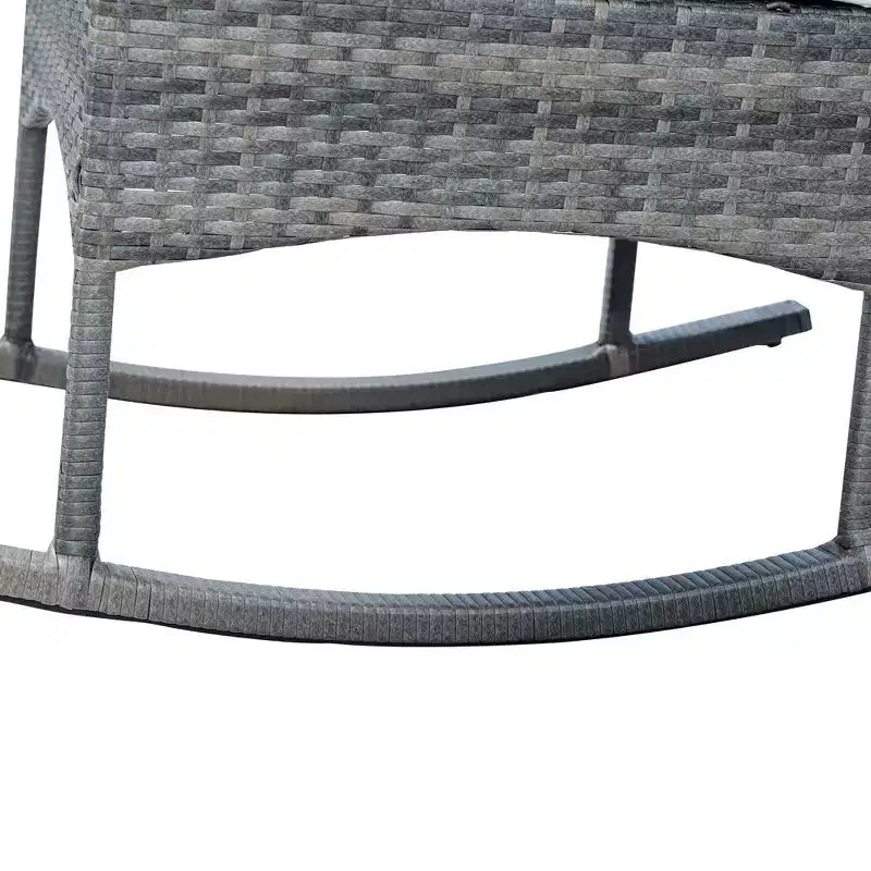 Ensemble de chaises à bascule d'extérieur Outsunny 3 pièces en rotin PE, fauteuil inclinable à bascule en osier avec coussin moelleux et table basse à plateau en bois naturel, pour jardin, cour, véranda