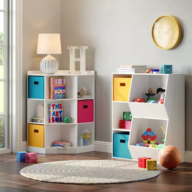 Mobile con 6 cubi contenitori per giocattoli e 3 ripiani inclinati per la cameretta dei bambini