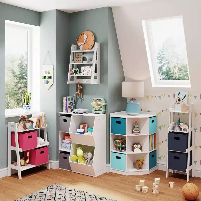 Mobile con 6 cubi contenitori per giocattoli e 3 ripiani inclinati per la cameretta dei bambini