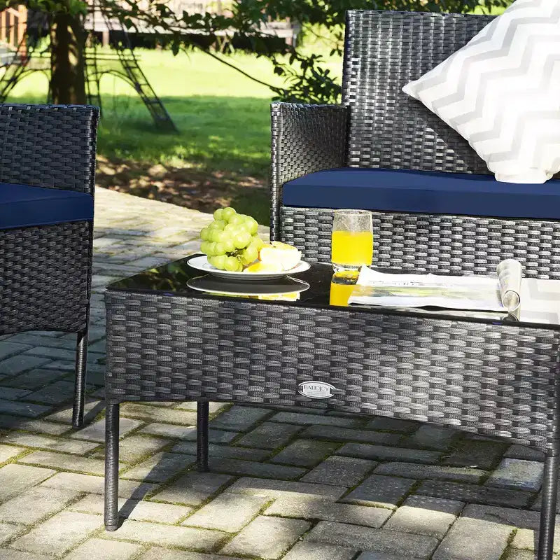 Set di mobili da giardino Costway da 4 pezzi in vimini con tavolino e cuscini con fodera