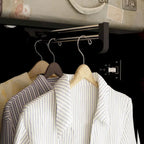 Armoire avec miroir et tringle extensible pour optimiser l'espace