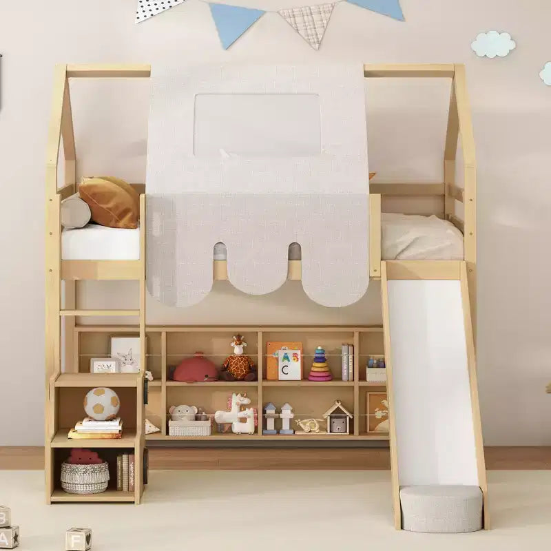 Letto a soppalco basso per bambini con scivolo e ripiani, struttura in legno a forma di casetta con tenda e scale