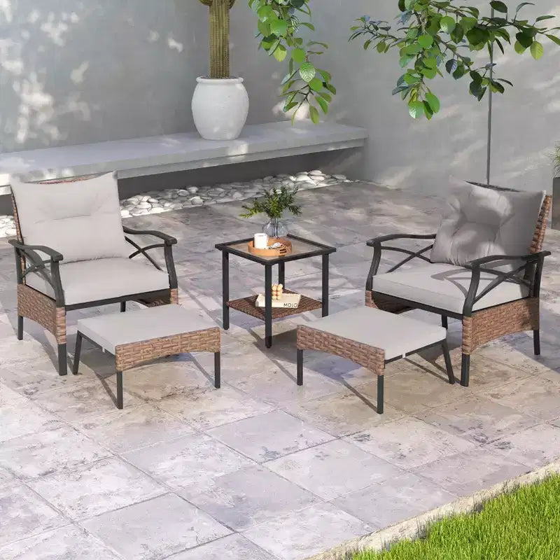 Set da giardino Costway 5 pezzi con tavolino da caffè a 2 livelli e 2 pouf con cuscini inclusi