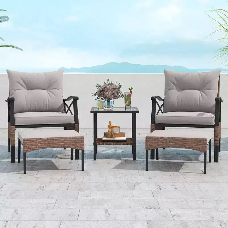 Set da giardino Costway 5 pezzi con tavolino da caffè a 2 livelli e 2 pouf con cuscini inclusi
