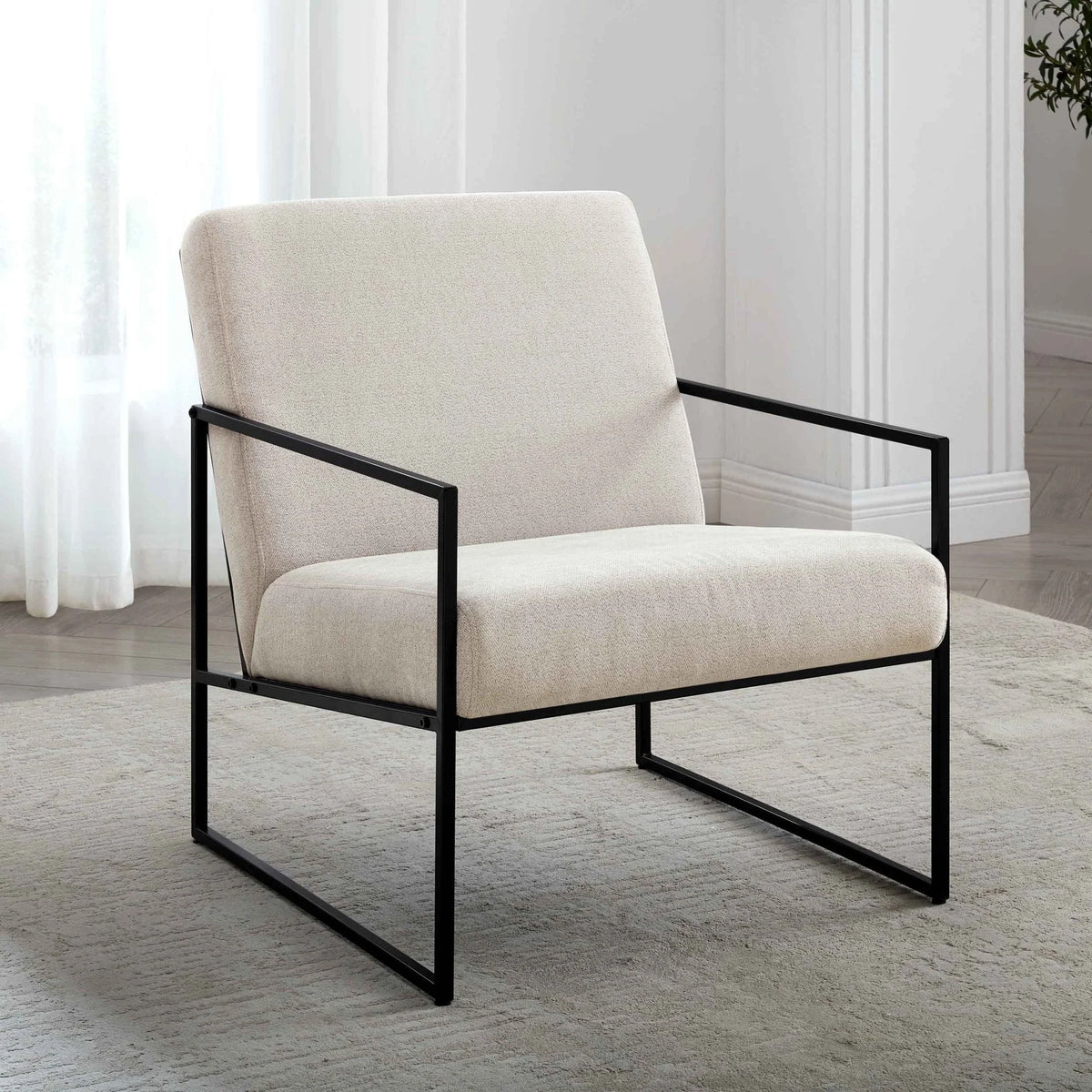 Fauteuil d'appoint moderne en tissu beige clair avec design compact pour salon