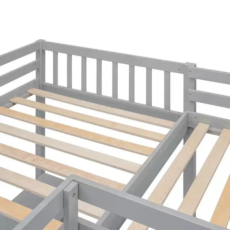 Letto a soppalco a L matrimoniale in legno da 119''L 79.5''W con scaletta e 2 scrivanie a L integrate