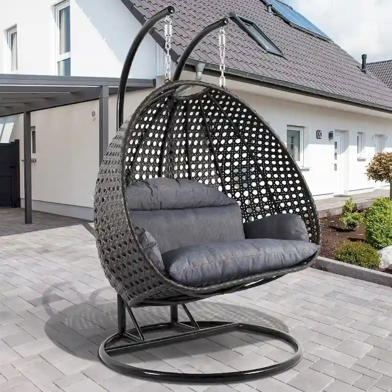 LeisureMod Sedia a Uovo Sospesa per 2 Persone con Supporto - Dondolo Pensile per Esterni/Interni in Rattan Intrecciato con Cuscini