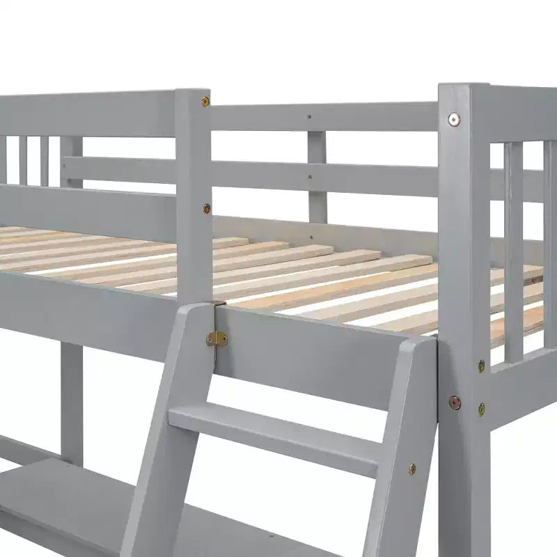 Letto a soppalco a L matrimoniale in legno da 119''L 79.5''W con scaletta e 2 scrivanie a L integrate