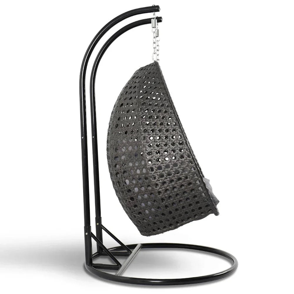 LeisureMod Sedia a Uovo Sospesa per 2 Persone con Supporto - Dondolo Pensile per Esterni/Interni in Rattan Intrecciato con Cuscini