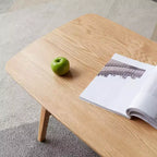Tavolino rettangolare moderno GDFStudio Wright in legno massello di rovere con ripiano portaoggetti