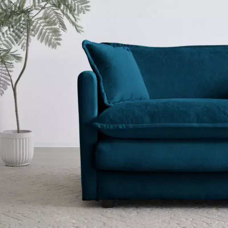 Divanetto in ciniglia con pouf e poggiapiedi: ideale per piccoli spazi